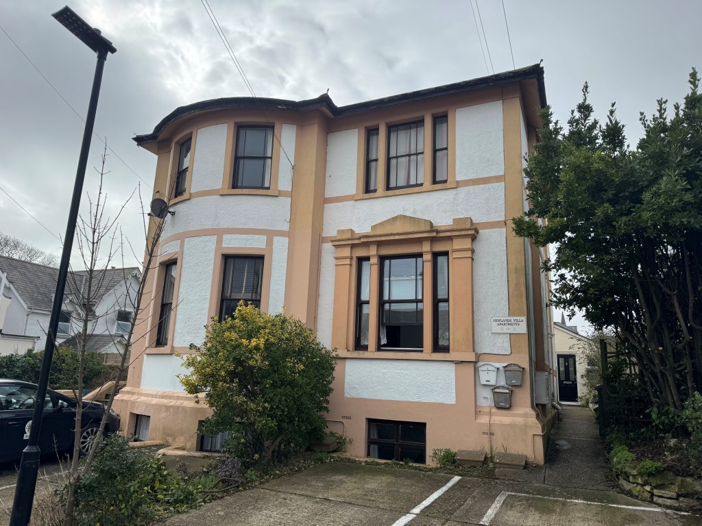 Lot: 171 - ONE-BEDROOM FLAT WITH PARKING AND A SHARE OF FREEHOLD - Alternative front view of building